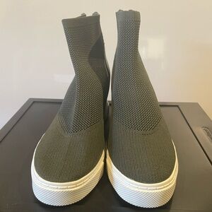 Steve Madden Green Knit High-Top Sneakers. Size 8
